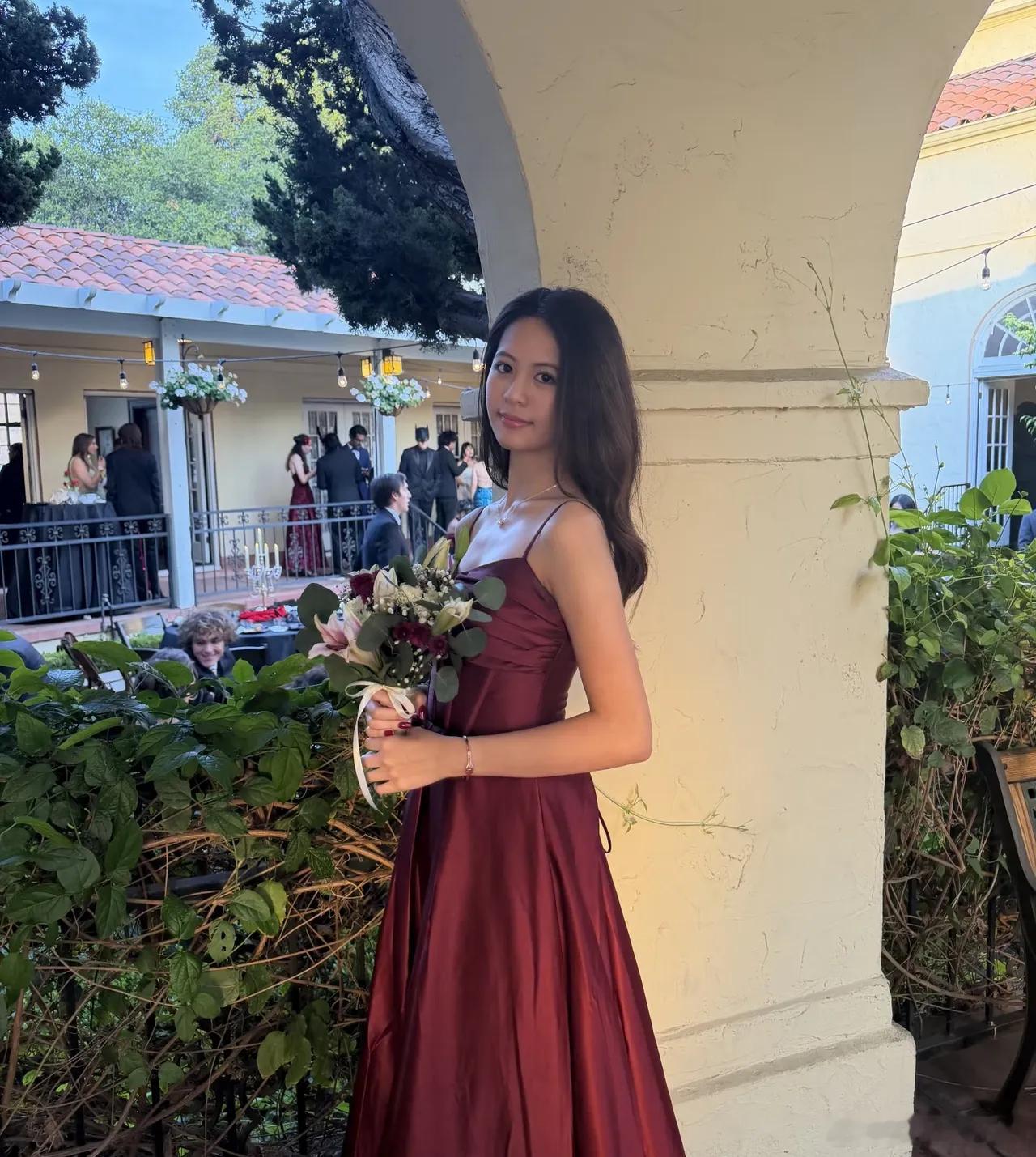 翁虹女儿高中毕业舞会美照曝光，颜值惊艳出众。完美继承父母优良基因，五官长相更偏向
