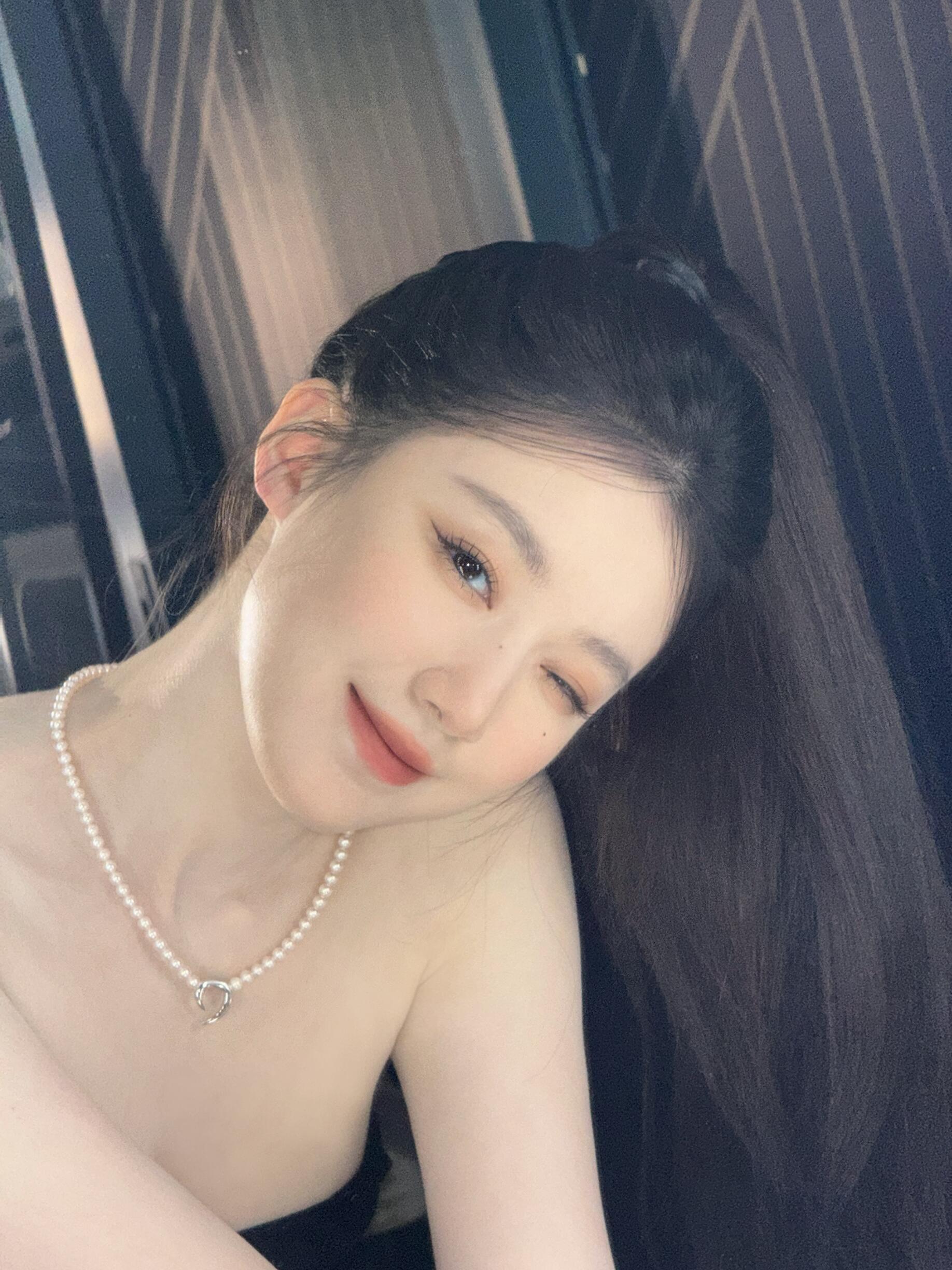 叶舒华昨日更新🤳🏻白皮配红唇怼脸太美了[拜托] ​​​