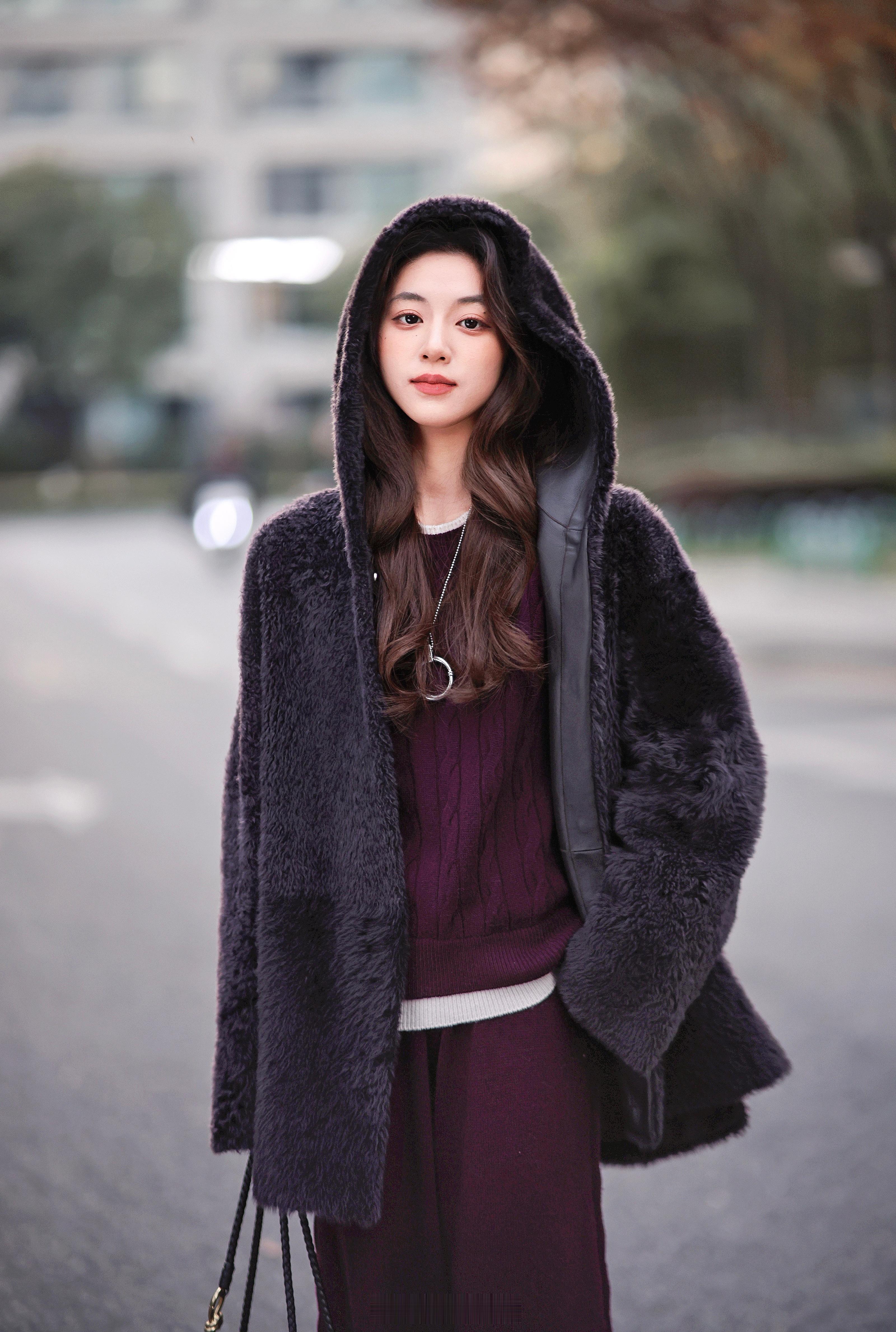 秋冬最最经典贵气皮草 非拉贡莫属吧？深棕色调 老钱优雅低调好搭 再有连帽阔版点缀