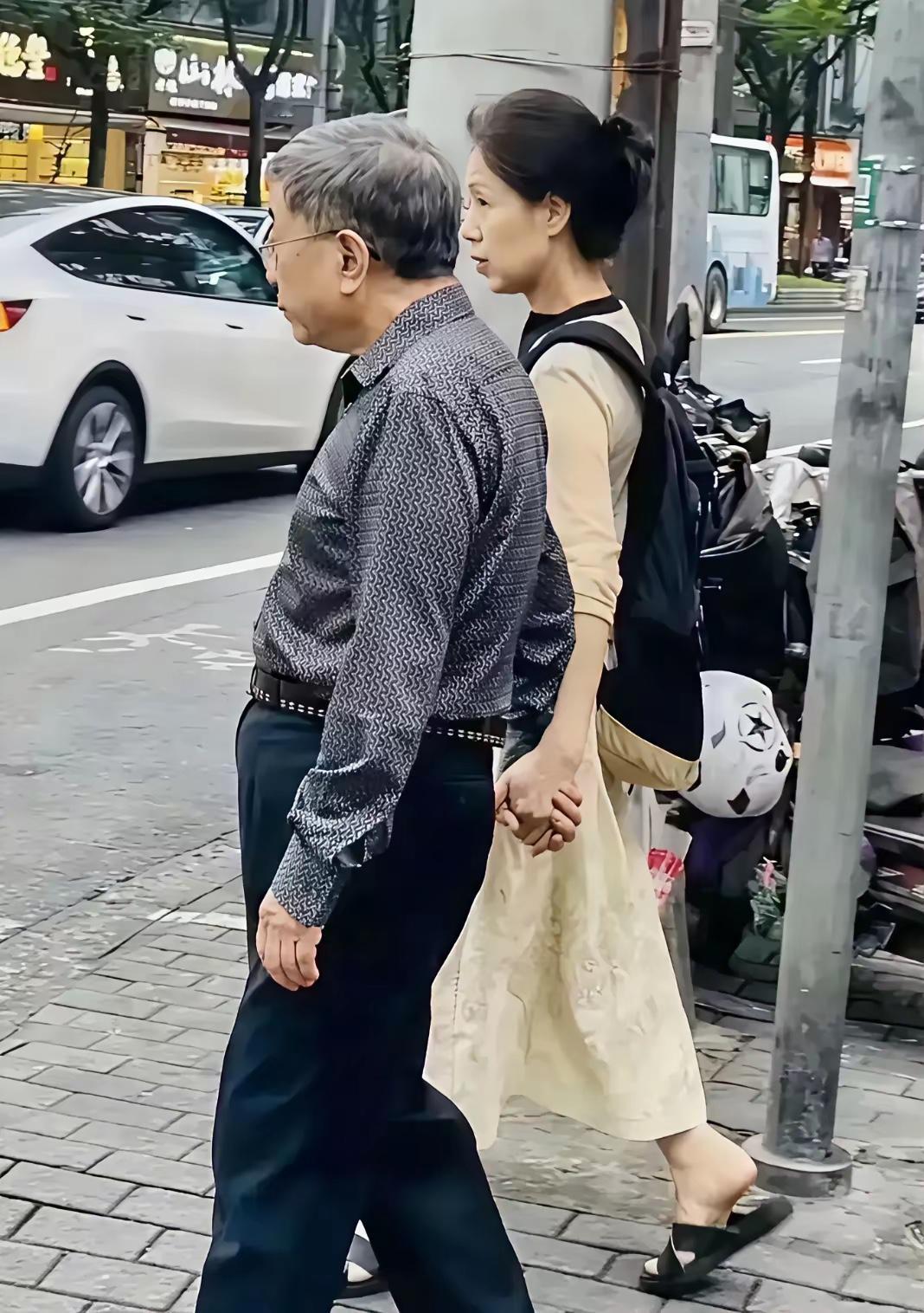 看看在街头遇见了谁？没想到，他俩感情这么好。手牵着手，肩并着肩，伉俪情深，太有爱