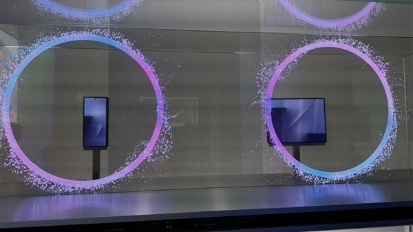 三星首款三折叠或12月初发布 在网上刷到了三星这款三折叠机，真的长在我的需求点上