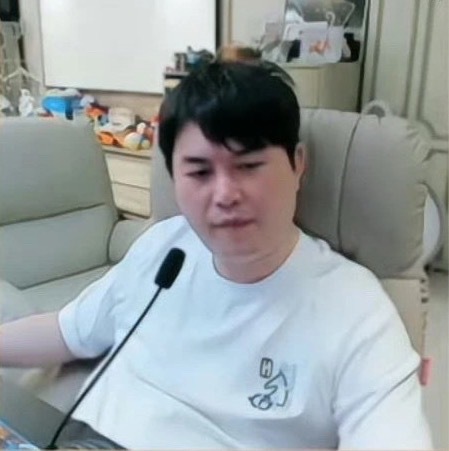 枫哥：现在赚的钱每分都不容易好吧，说句实话，我还是挺节约的一个人，只是请兄弟们吃