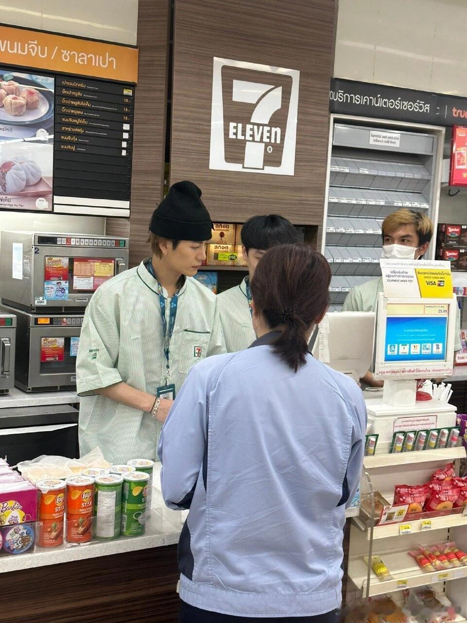 周柯宇哥哥做过收银员 上次做过收银员的艺人还是梓渝 周柯宇芒果综艺曝收银员经历，