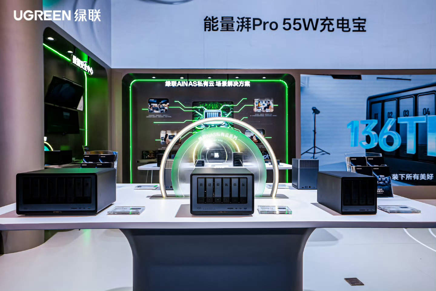 朋友们，绿联这展台是捅了科技窝吗？热度高得我挤进去都费劲！先说这个30W磁吸充电