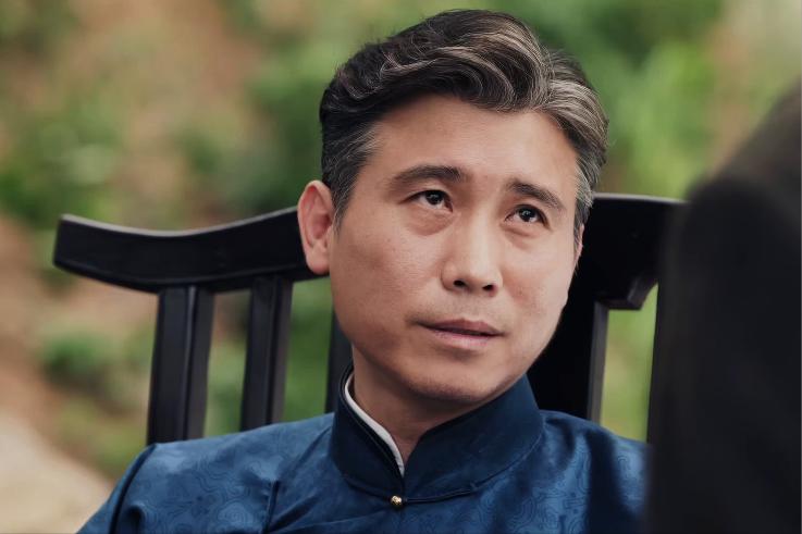 《九门》里最狠的半截李，满身锋芒，却求不到一个堂堂正正的名分。
半截李坐着，比所