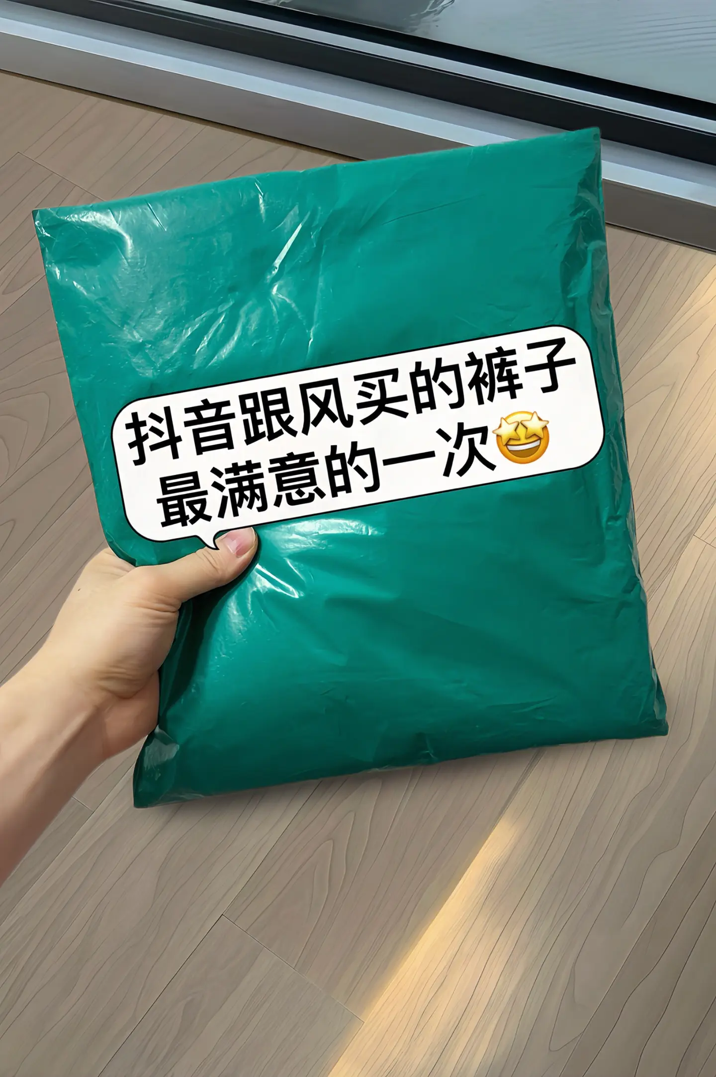 夏日显瘦新宠登场！这款高腰八分休闲花苞裤，以独特花苞设计打造立体腰头...