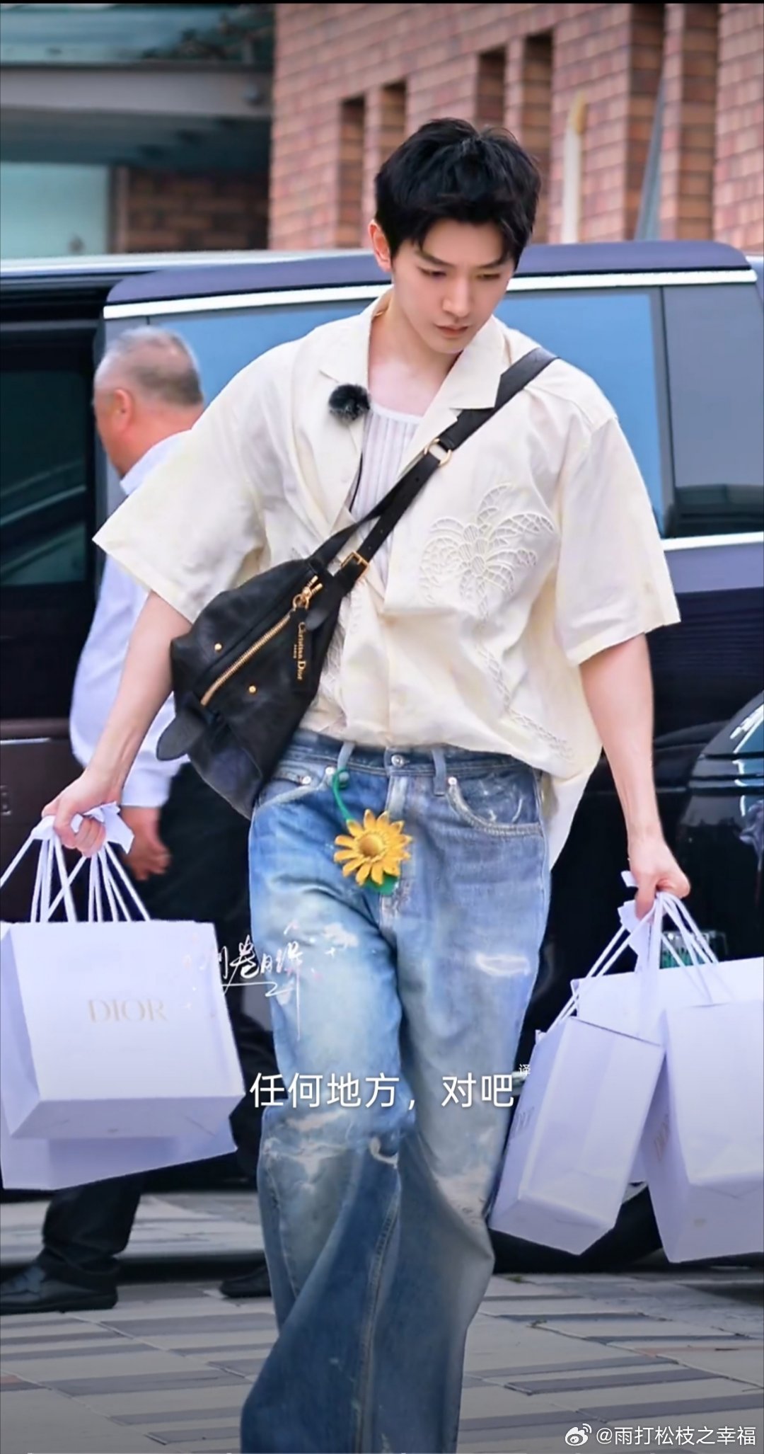 邓为拎了6袋迪奥送花少嘉宾《花儿与少年8》在北京启动录制之际，邓为准备六份迪奥伴