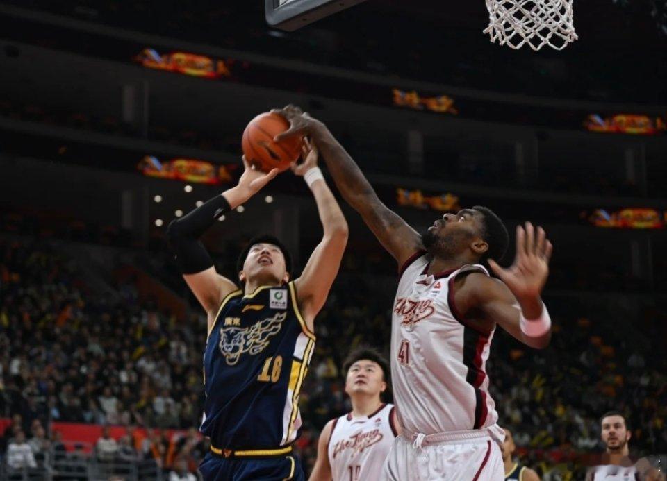 冷静下来想想，广东队这场输球，我觉得也算来的比较及时了，不能因为前面几场连胜险胜