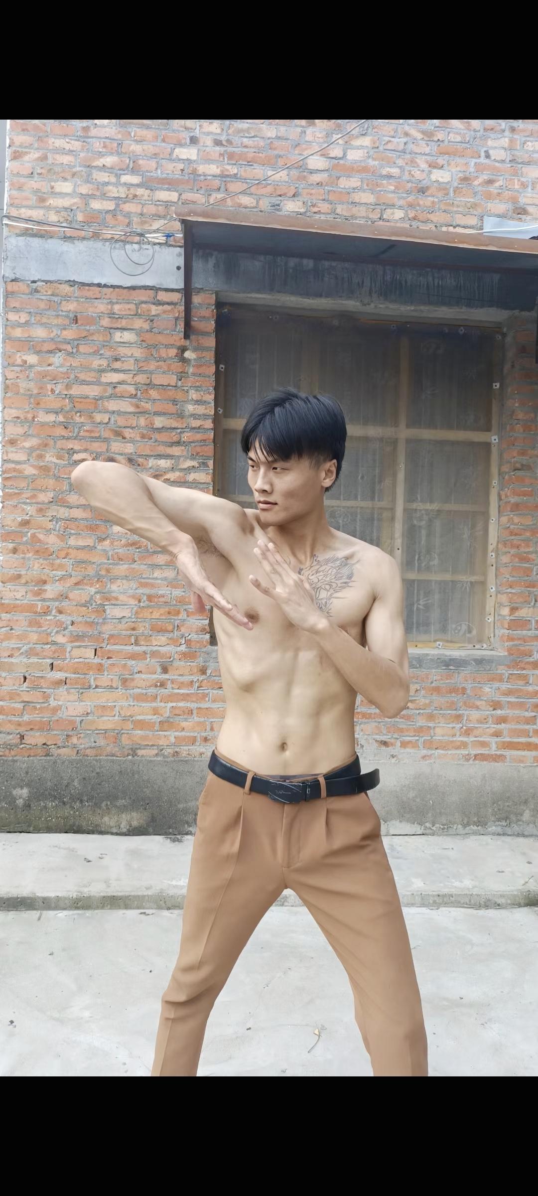 才回过味，打拳练功是瘦身最快的方式，什么跑步跳绳乏味还容易伤膝盖，腿也...