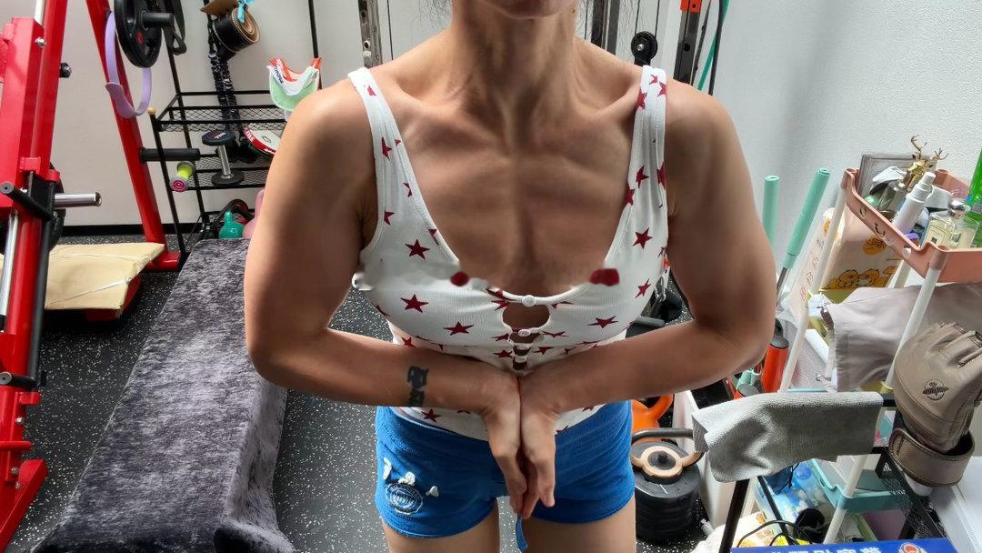 不是说深V要V到肚脐上才性感吗？你跑什么？运动就是坚持健身