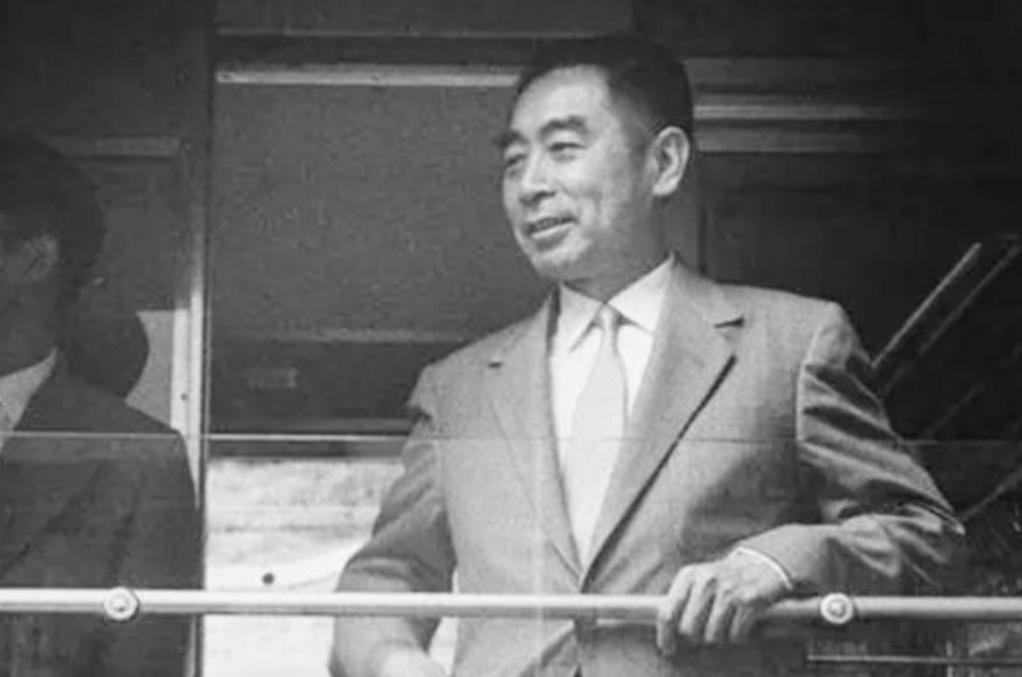 一次外交会上，西方记者故意刁难周总理，本以为他会陷入窘境，谁知周总理却淡然一笑：