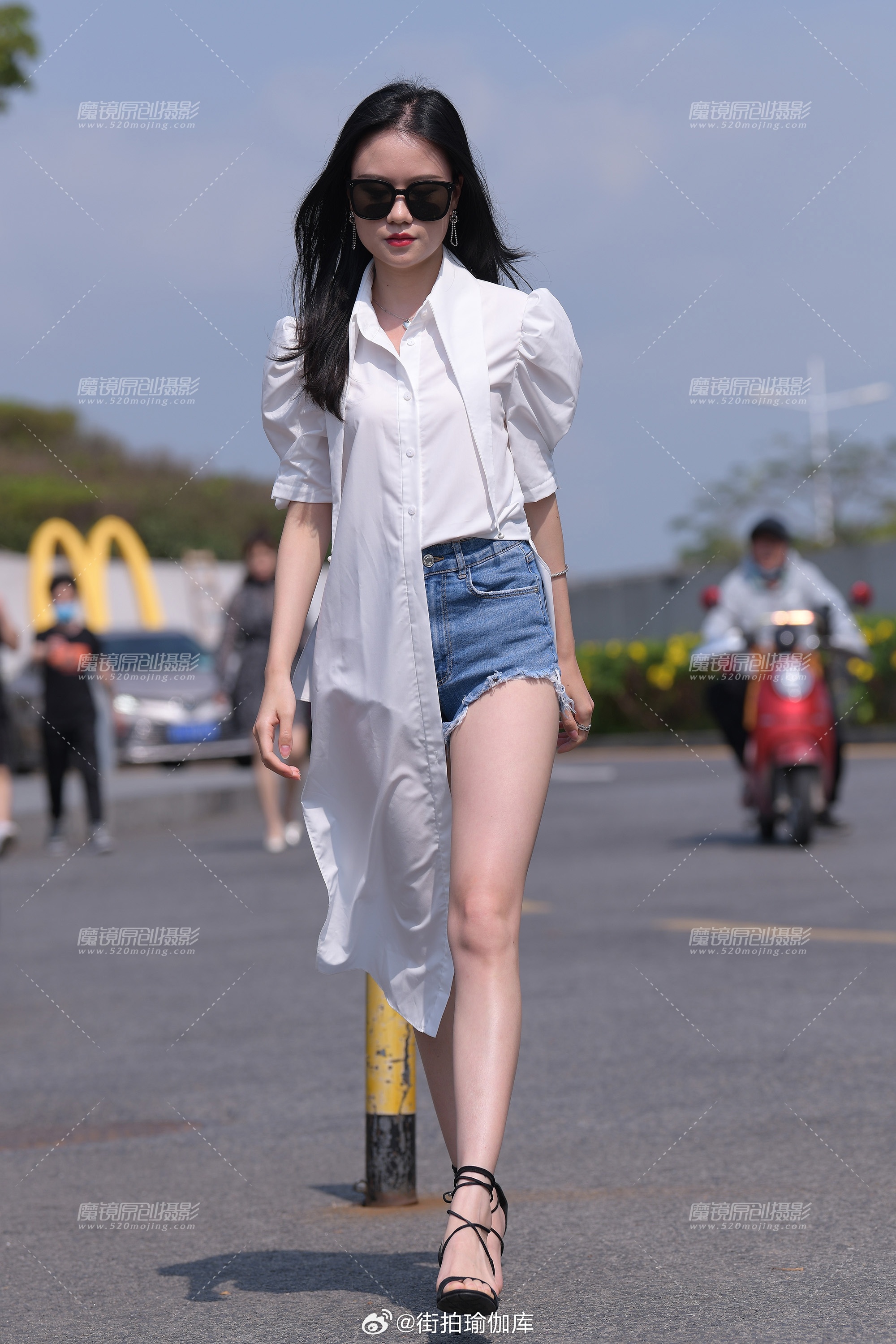 牛仔热裤配白寸衫时尚潮流今日穿搭(ootd) ​​​
