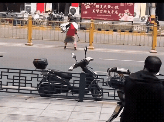 这么过去了啊？
你这近路走的也太有破坏性了吧？头一低腰一哈，扭着屁股过去了，能走