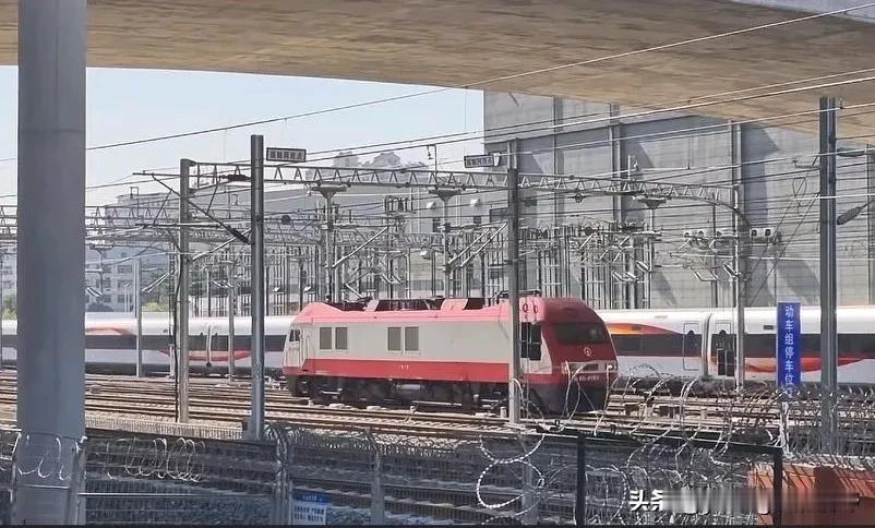 广州白云站，韶山九改型电力机车与复兴CR400动车组同框合影。这两种车分别代表了