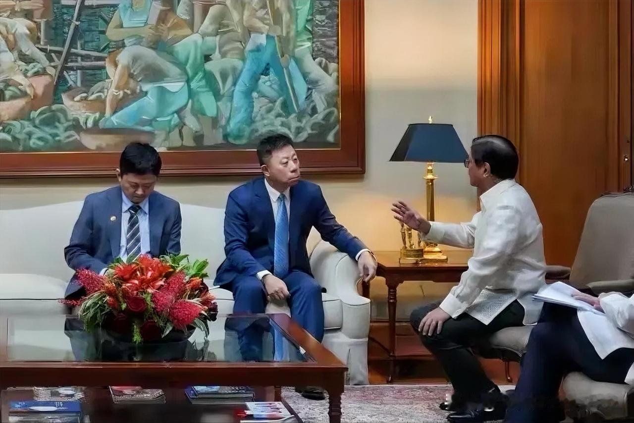 7月21日，仁爱礁海上冲突发生后，菲律宾总统小马科斯在马拉坎南宫召见中国驻菲大使