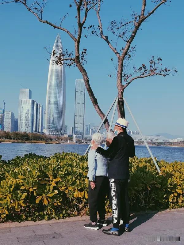 年迈的父母尚在人世，究竟是幸福的馈赠，还是沉重的负担，这需要从不同视角来审视。