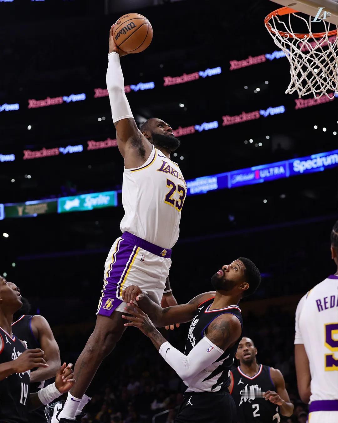 NBA今日十佳球前三都是疯狂的暴扣，但是我还是觉得第二更霸气。第一詹姆斯，第二史
