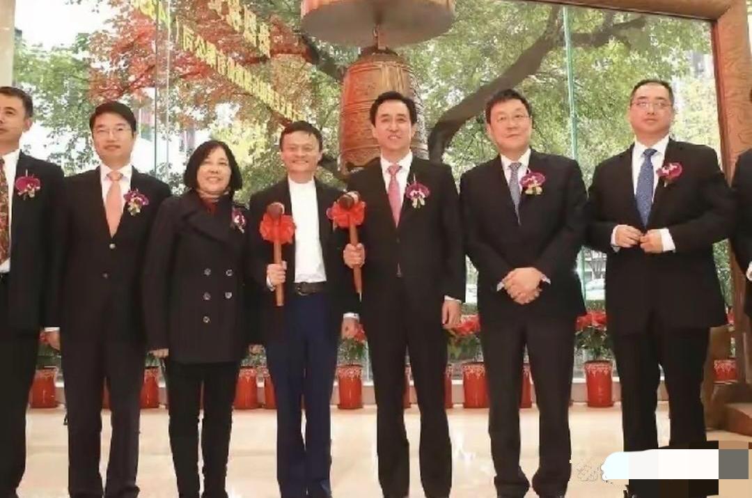 当年，恒大上市的敲钟仪式上。