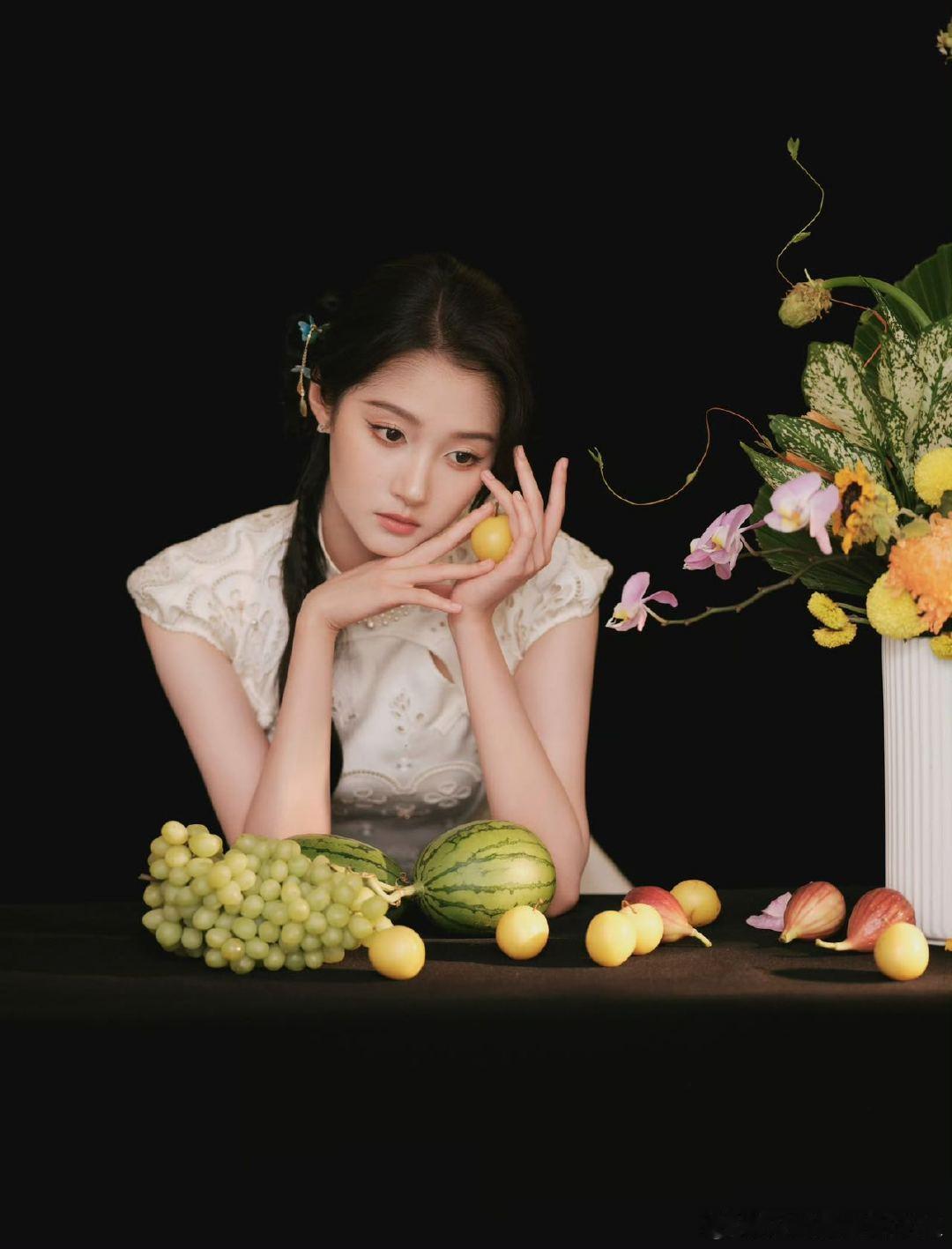 关晓彤新年超美形象大片 温柔坚定的白玫瑰具像化，与品牌理念不谋而合，大片每一帧都