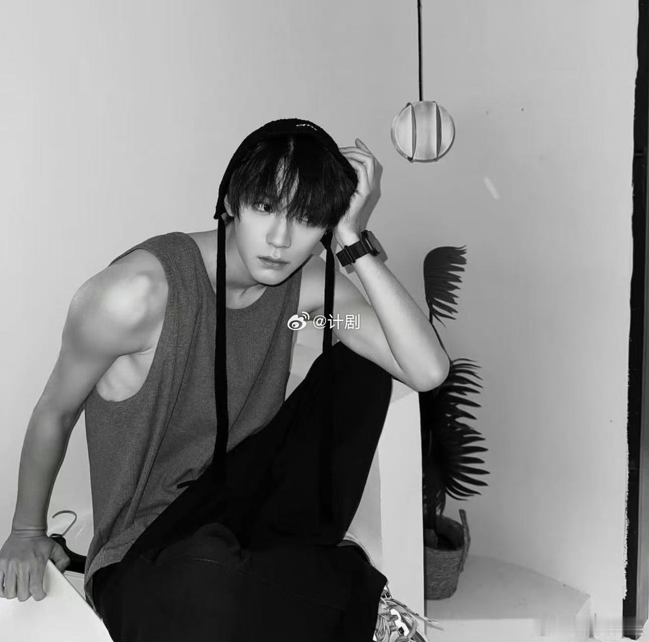 周翊然上一秒baby下一秒daddy从治愈系到掠夺系的瞬间转变！日常造型清新如初