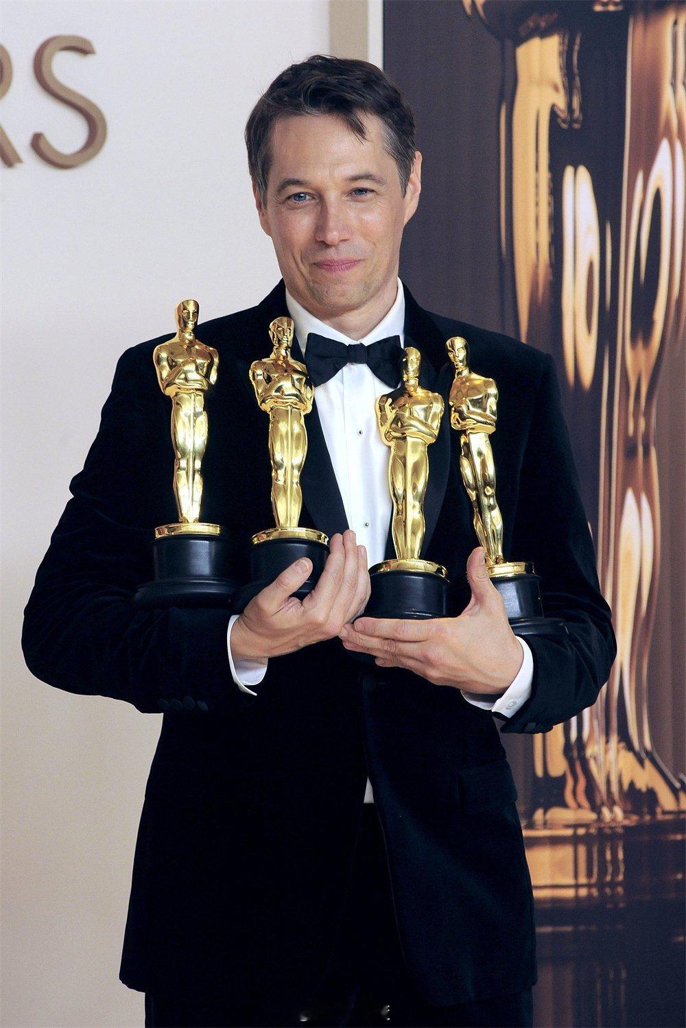 拥有戛纳金棕榈和奥斯卡四座小金人的肖恩·贝克，在今年的金🐎奖上2提0中。可能这