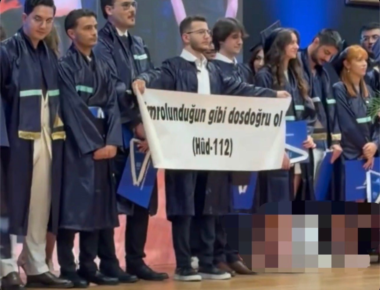 🇹🇷❗在土耳其耶迪特佩大学法学院毕业典礼上，一群学习试图挡住并遮盖一名展示写