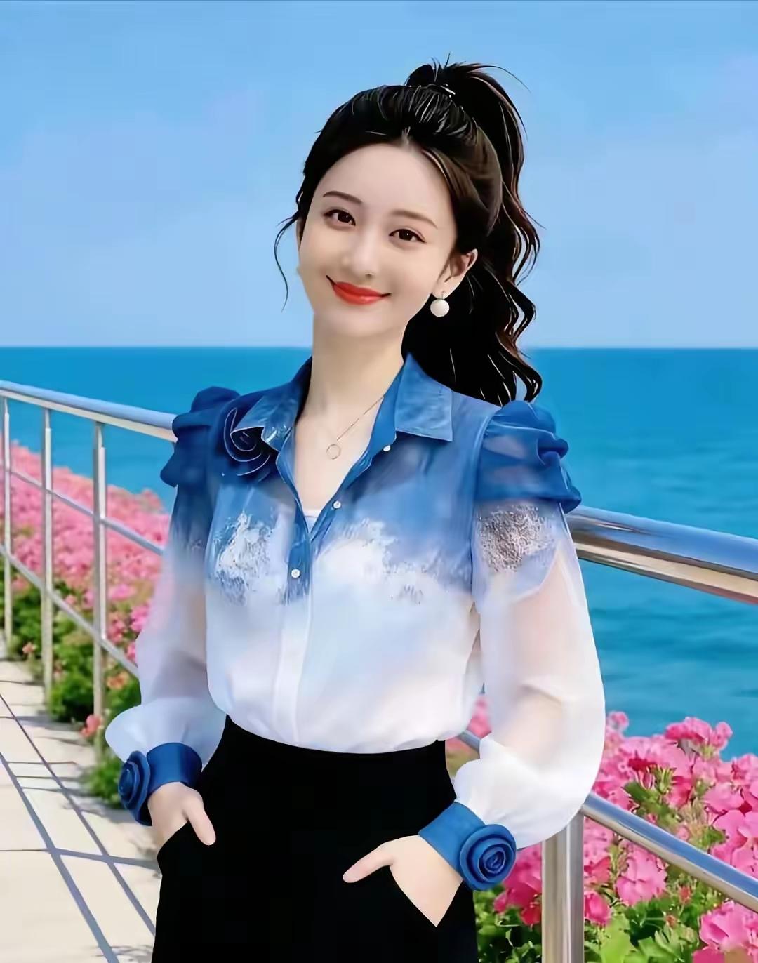海边漫步，蓝白相间的衬衫，粉花点缀，轻松自在的一天🌊💐👗