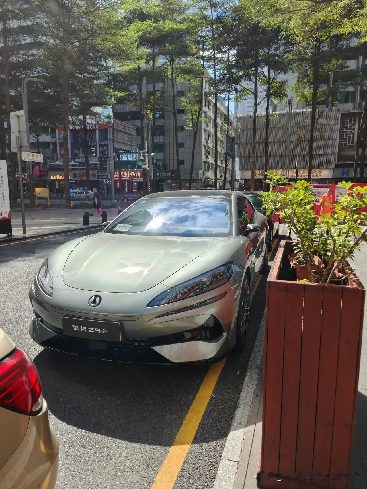 楼下停了辆腾势Z9 GT，这车也是典型的实车比图片好看的那种。我们工作室的编辑小
