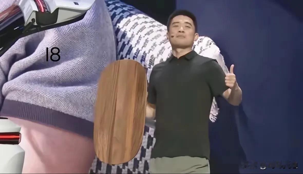 理想汽车自研大桌面！
蔚来自研了芯片，小鹏汽车也自研了芯片，理想汽车自研了大桌面