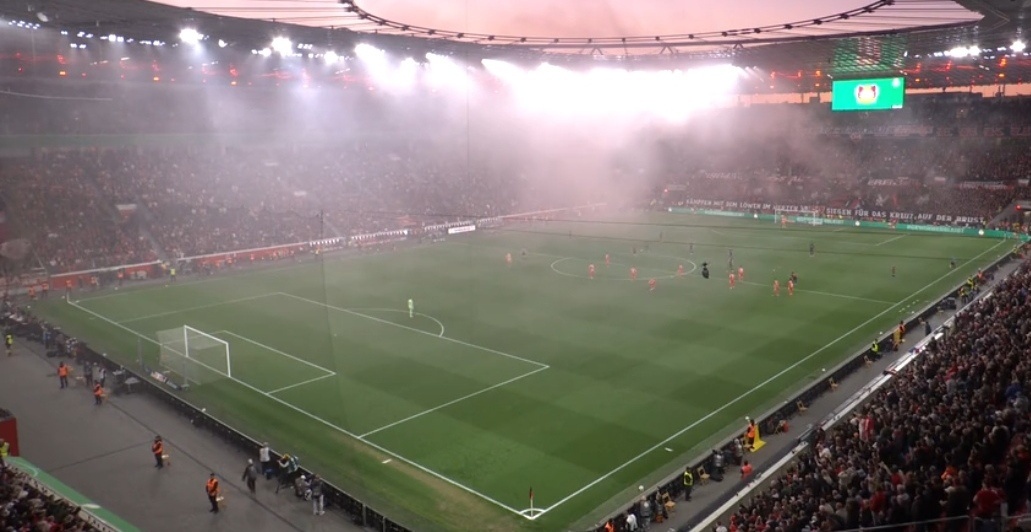 勒沃库森主场球迷疯狂的放烟火，比赛延迟5分钟后终于开球了…不得不说，德国赛场的安