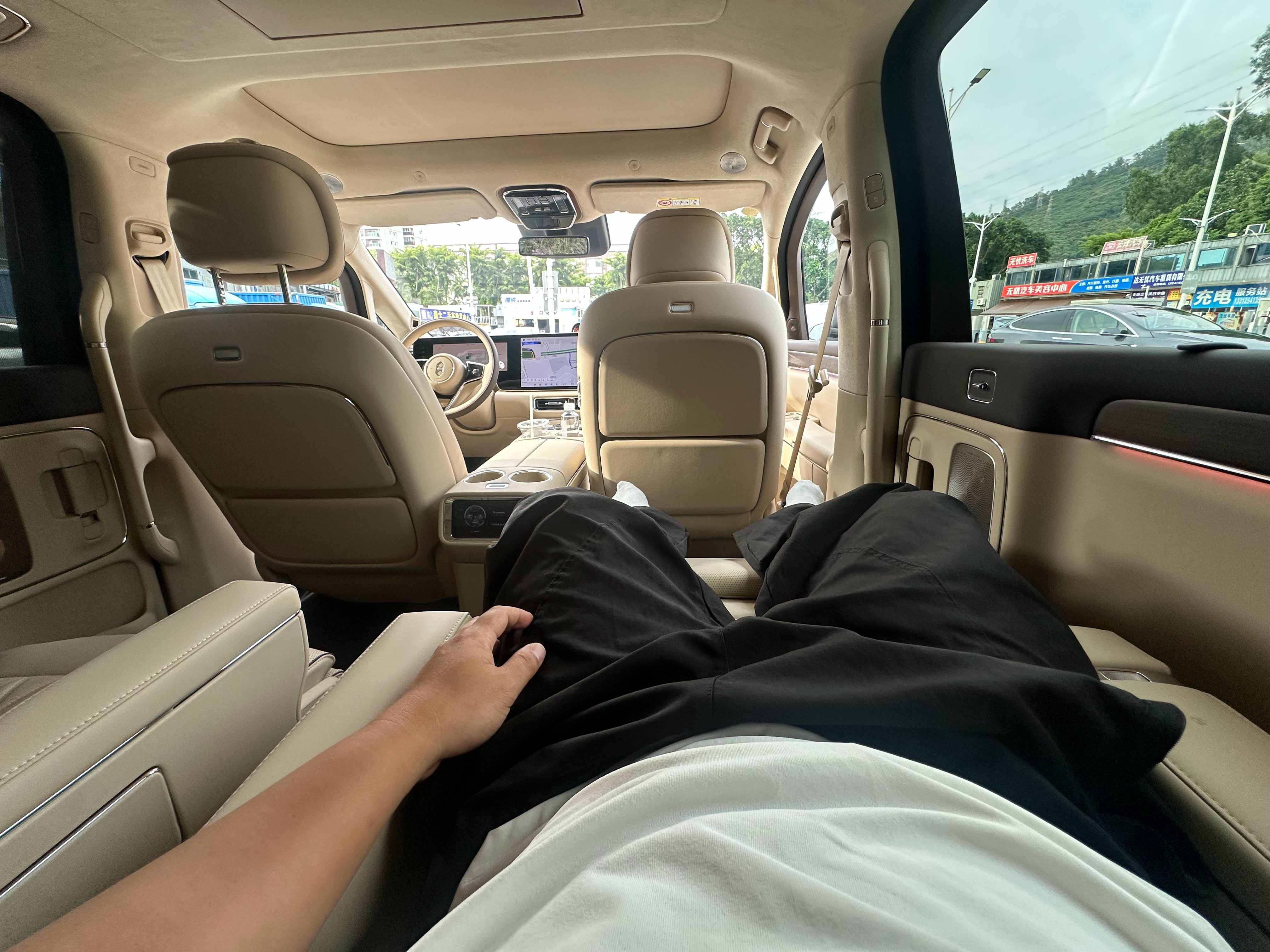 零重力，还得是智界V9，大空间大座椅，直接一个躺平，怪不得成熟男人们都喜欢MPV
