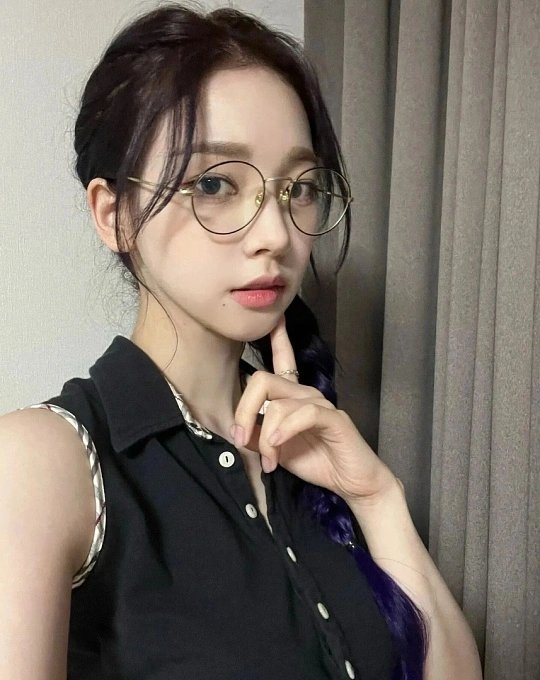 柳智敏高马尾柳智敏的高马尾造型简直是元气与飒爽的完美碰撞，利落的发丝高高束起，衬