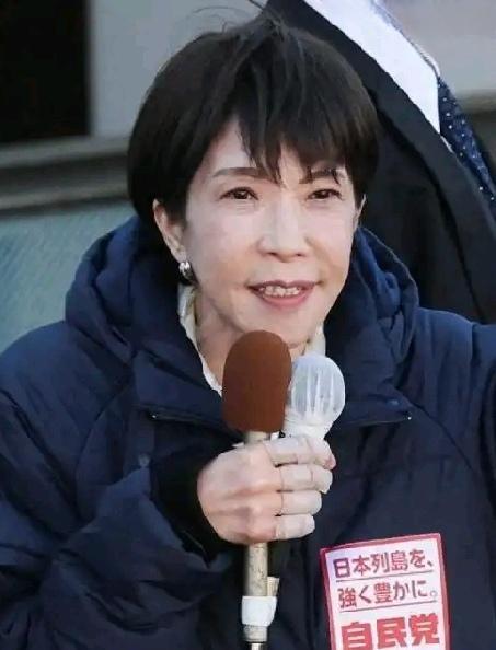 高市早苗坚持跟着美国一条道走到黑的强硬路线，对日本而言是把“双刃剑”。
    