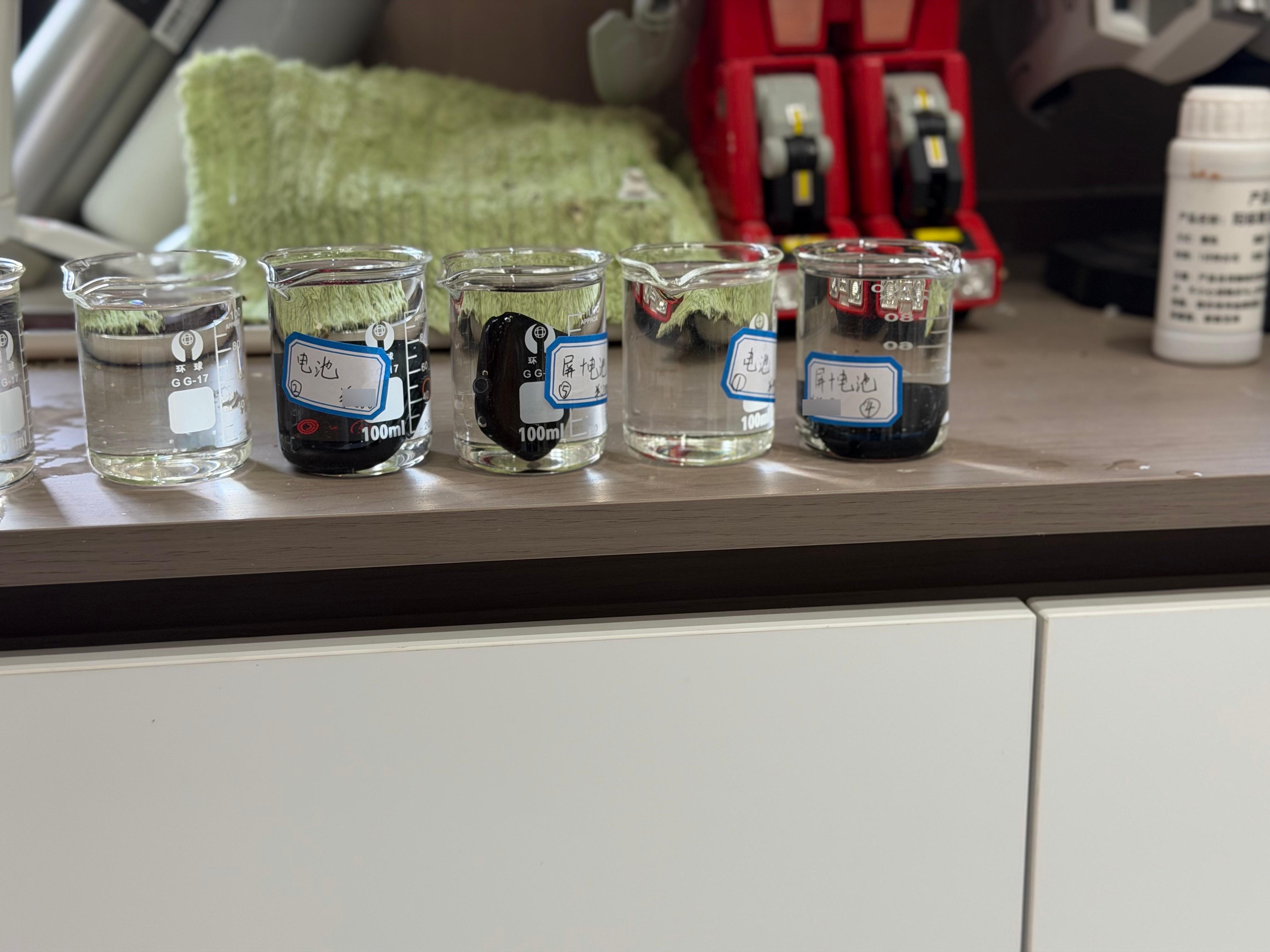 换了新的原装防水胶，再做一次下压力的热保压之后，感觉手表的抗水能力也能有比较多的