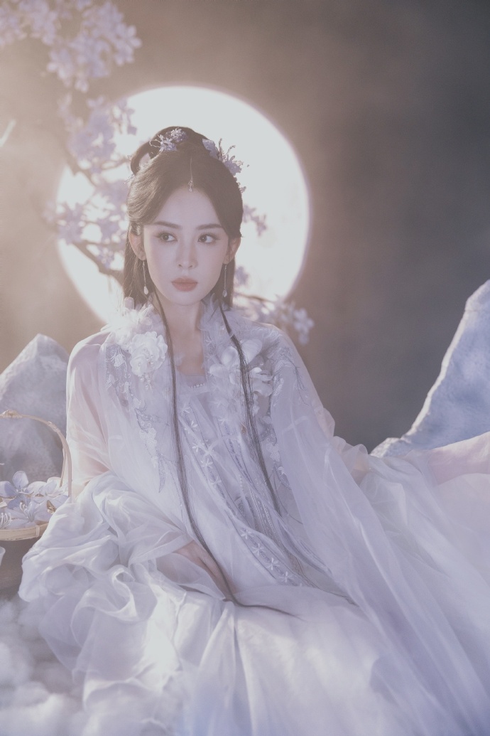 娜扎嫦娥仙子造型娜扎裁霞凝露含清韵 娜扎裁霞凝露含清韵，娜扎嫦娥仙子造型，好生清