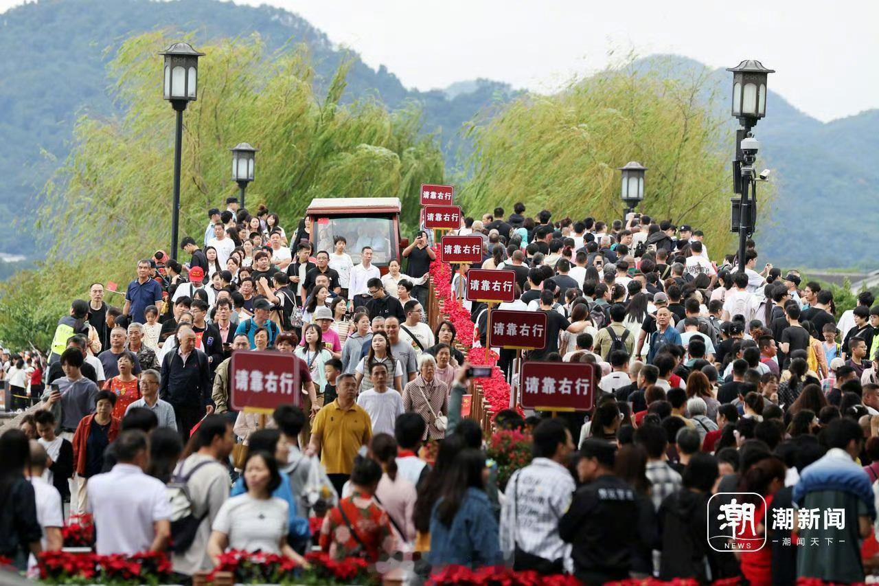 #人人人人人你人人人人人#印象最深是有一年十一去杭州逛西湖大家都不用自己走路的。