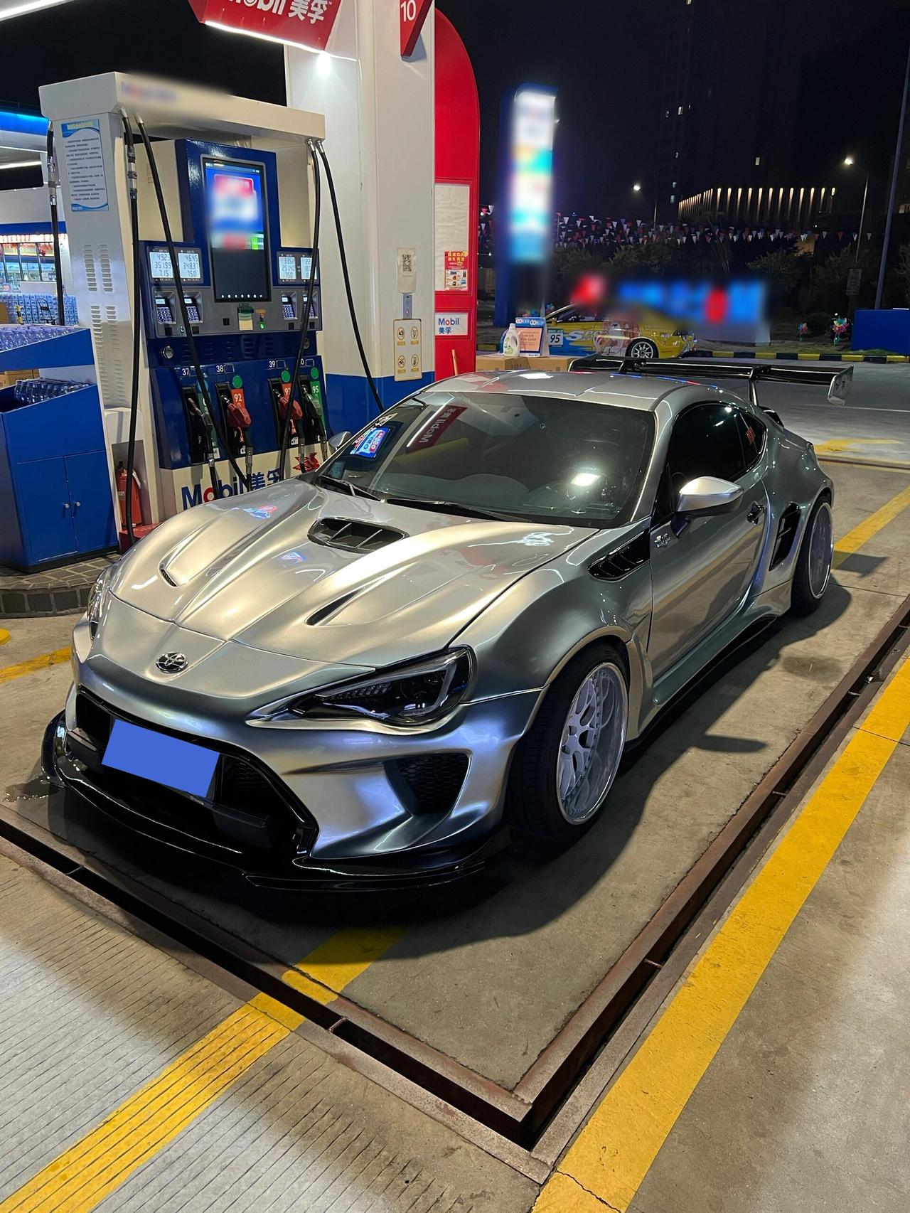 这套宽体+低趴造型一出现，那股少年气一下就出来了😎🔥 不是一味堆件，是把姿态