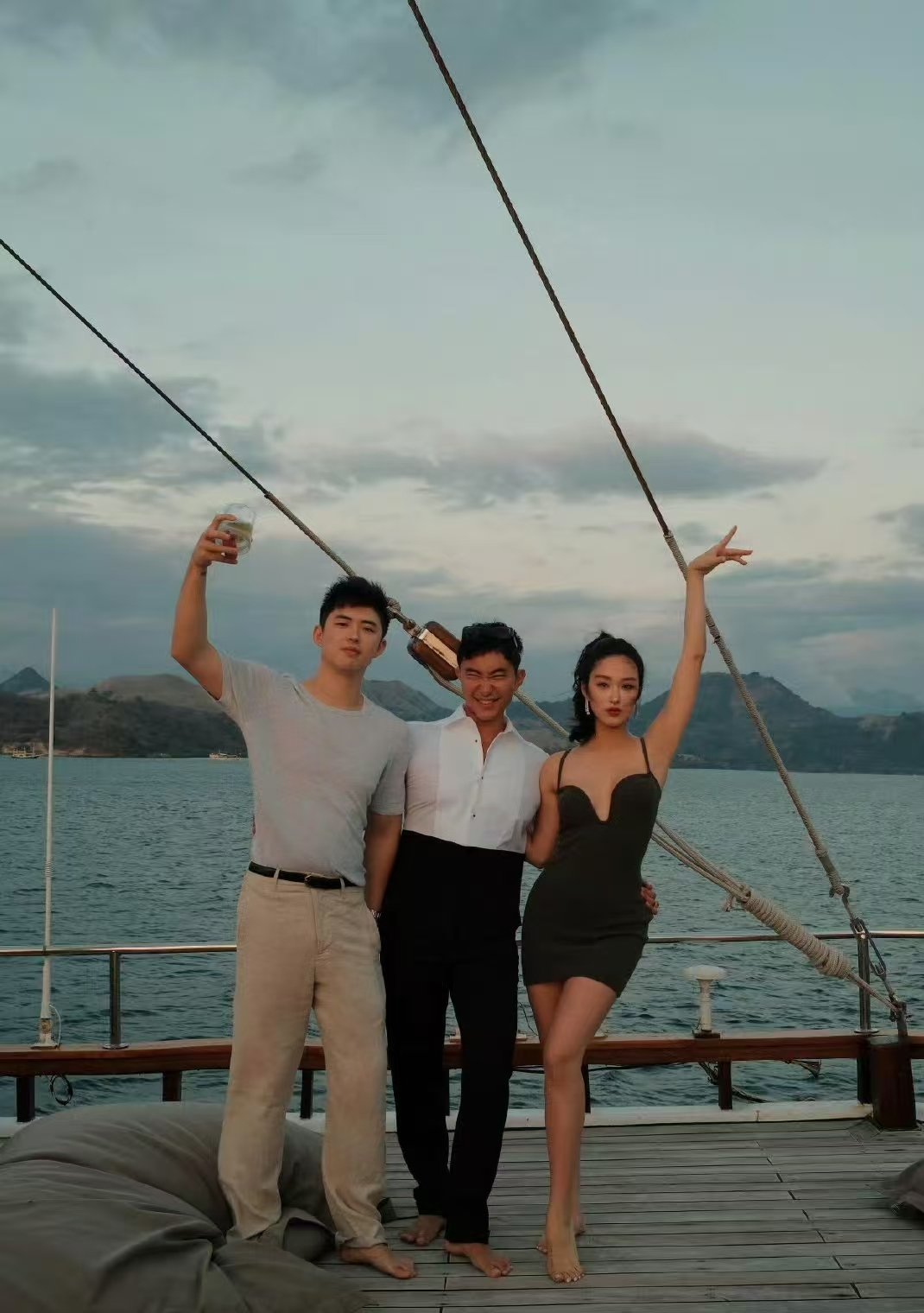 杨采钰公开与老公合照杨采钰首晒老公正脸照杨采钰首次在社交平台公开与丈夫的合照，晒