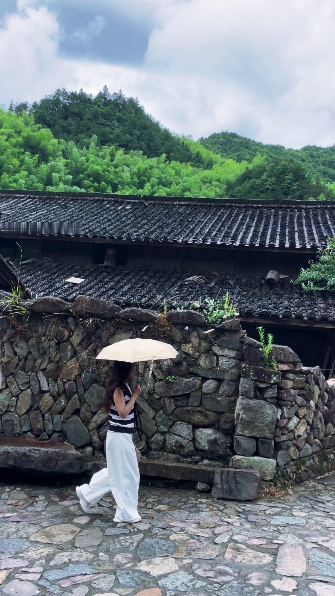 老村的风光总能治愈疲惫，青石板路、炊烟袅袅，还有墙角那丛不知名的野花，都藏着儿时