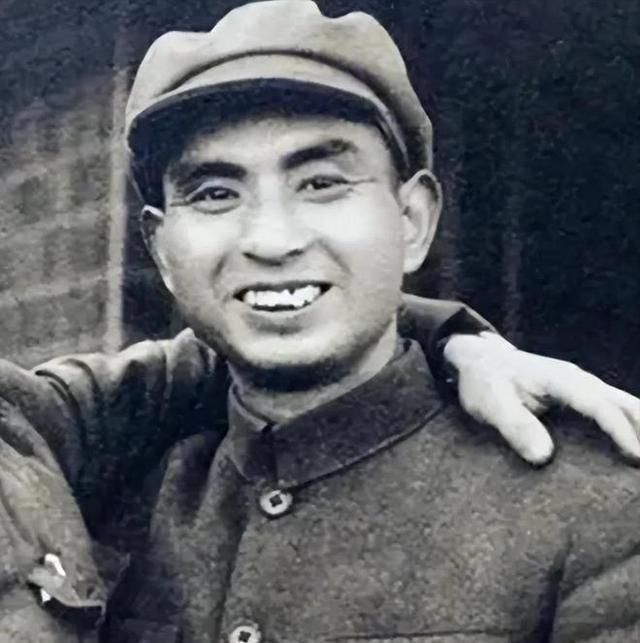 1949年11月，解放军司令员杨勇刚回到房中，马上就被人用枪抵在了后脑勺上，再一