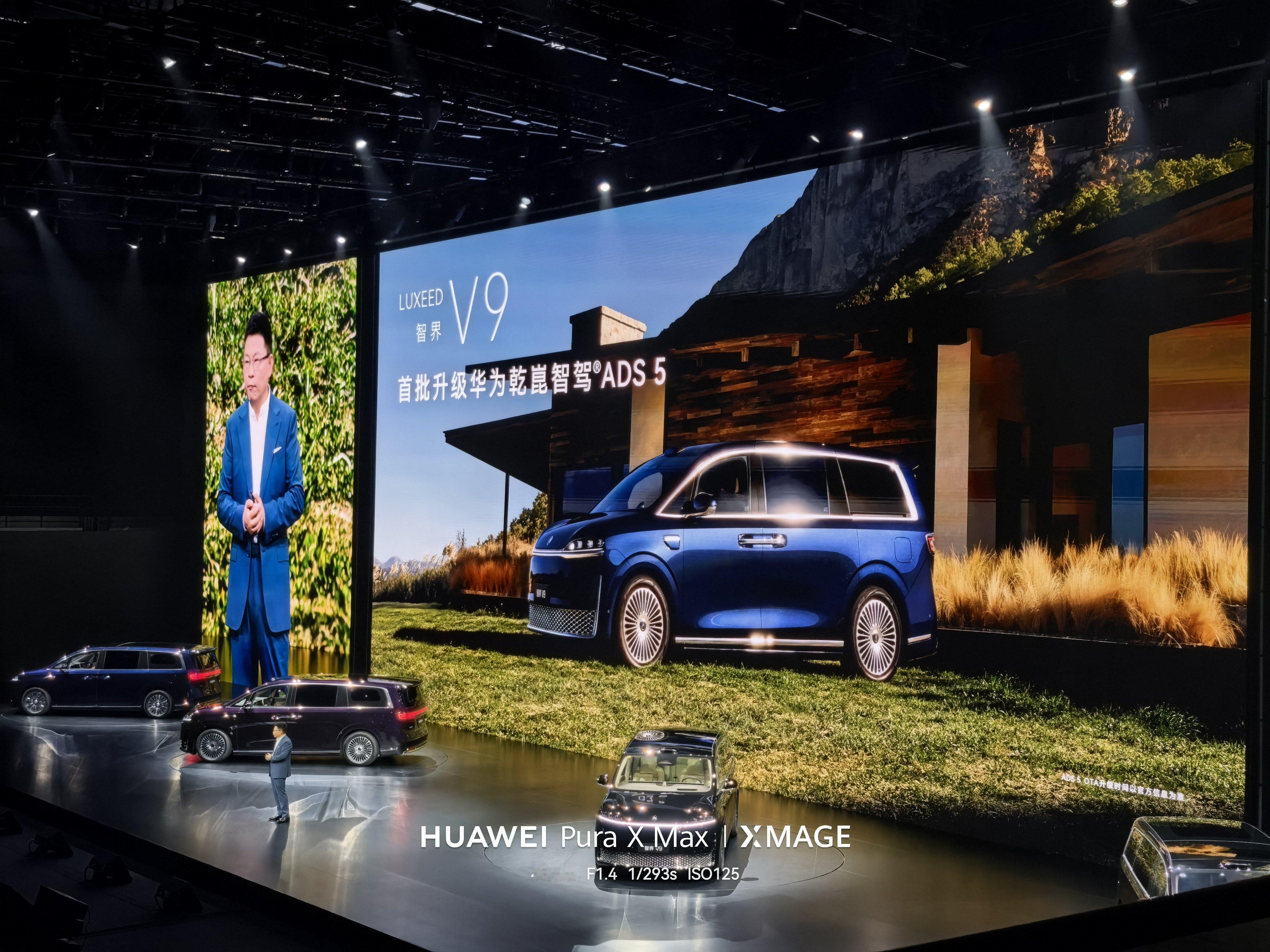 智界 V9 搭载了全新的三联屏，并且全系标配后轮转向，标配 38 个传感器，首批