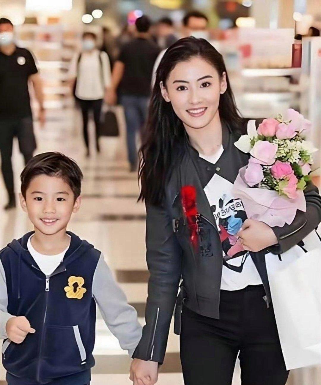 后续！张柏芝三胎生父终揭晓？她直接摊牌了。
当年谢贤一句“三个孙子都是谢家的”，