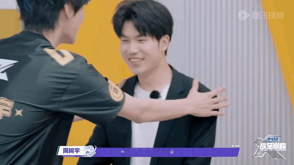 周柯宇188的个子偏偏这么爱撒娇战至巅峰 高个子也有软萌面！188的周柯宇面对花