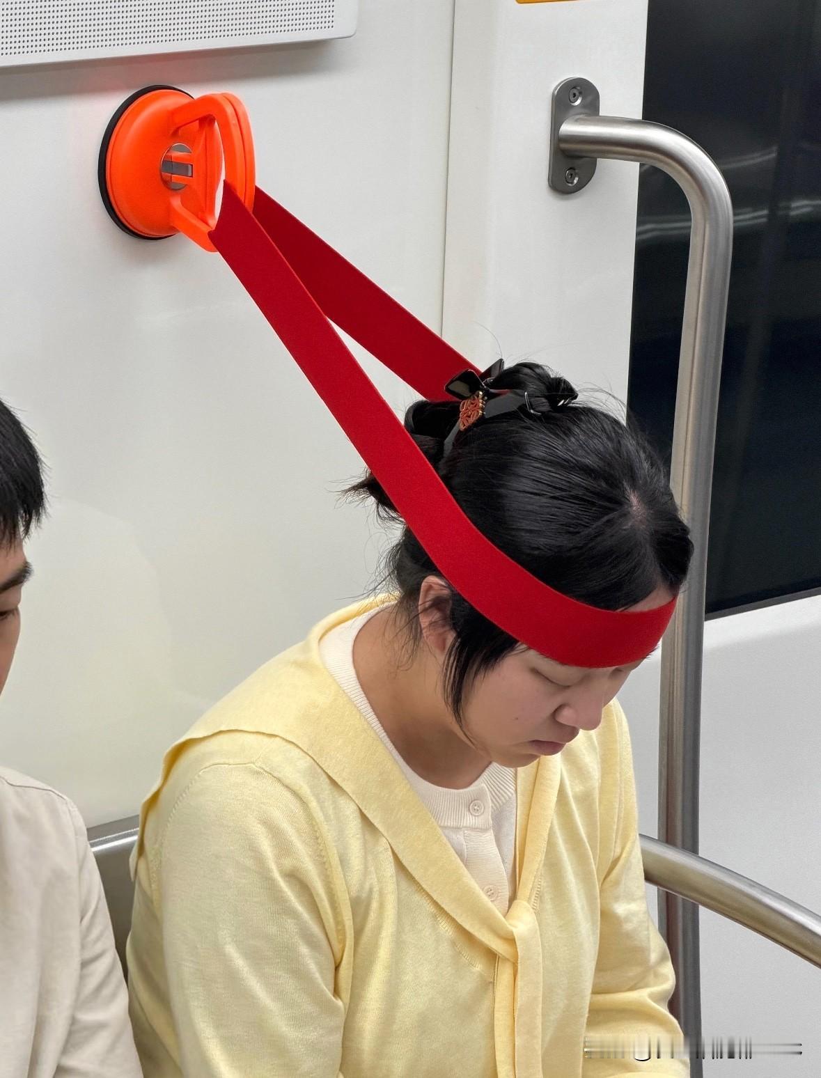 地铁上的一幕