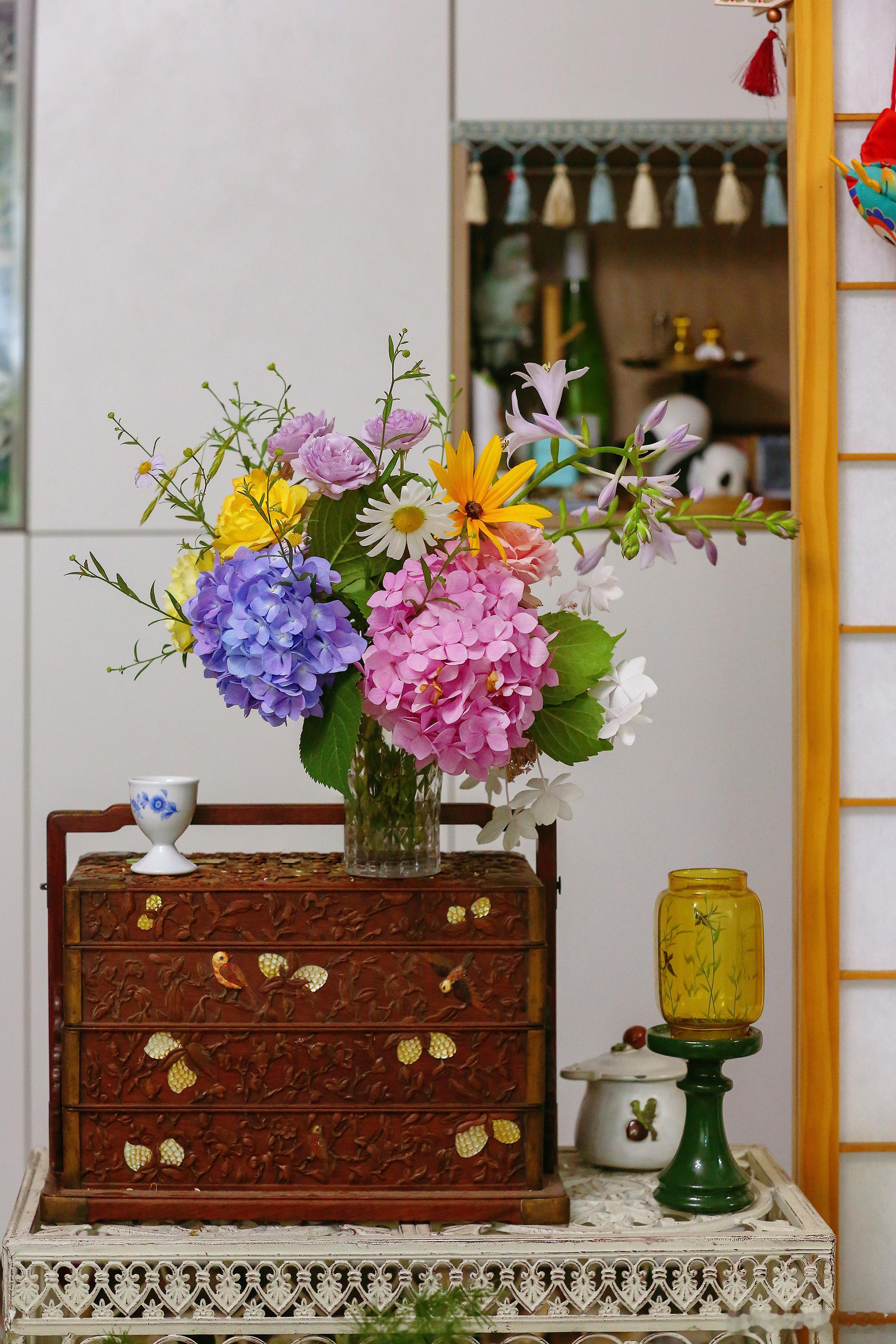 赏花如观人，面面皆不同。今天早晨剪了几朵花插瓶，感觉最后剪的两支玉簪是点睛。植物