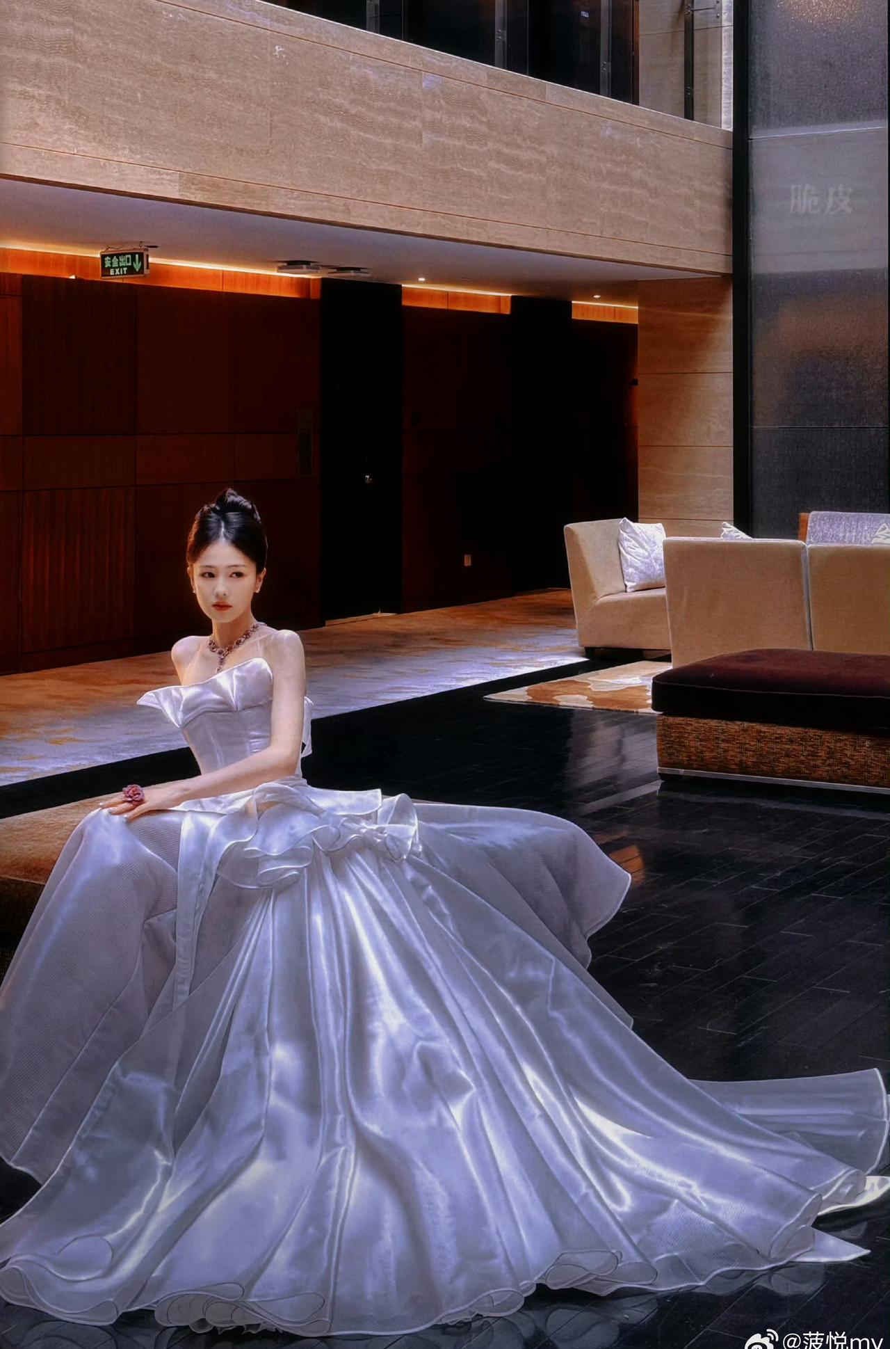 白鹿 🍍白鹿 🦌白鹿夏天和小裙子最配 

仲夏的凉风吹走炙热的焦虑，橙色黄昏