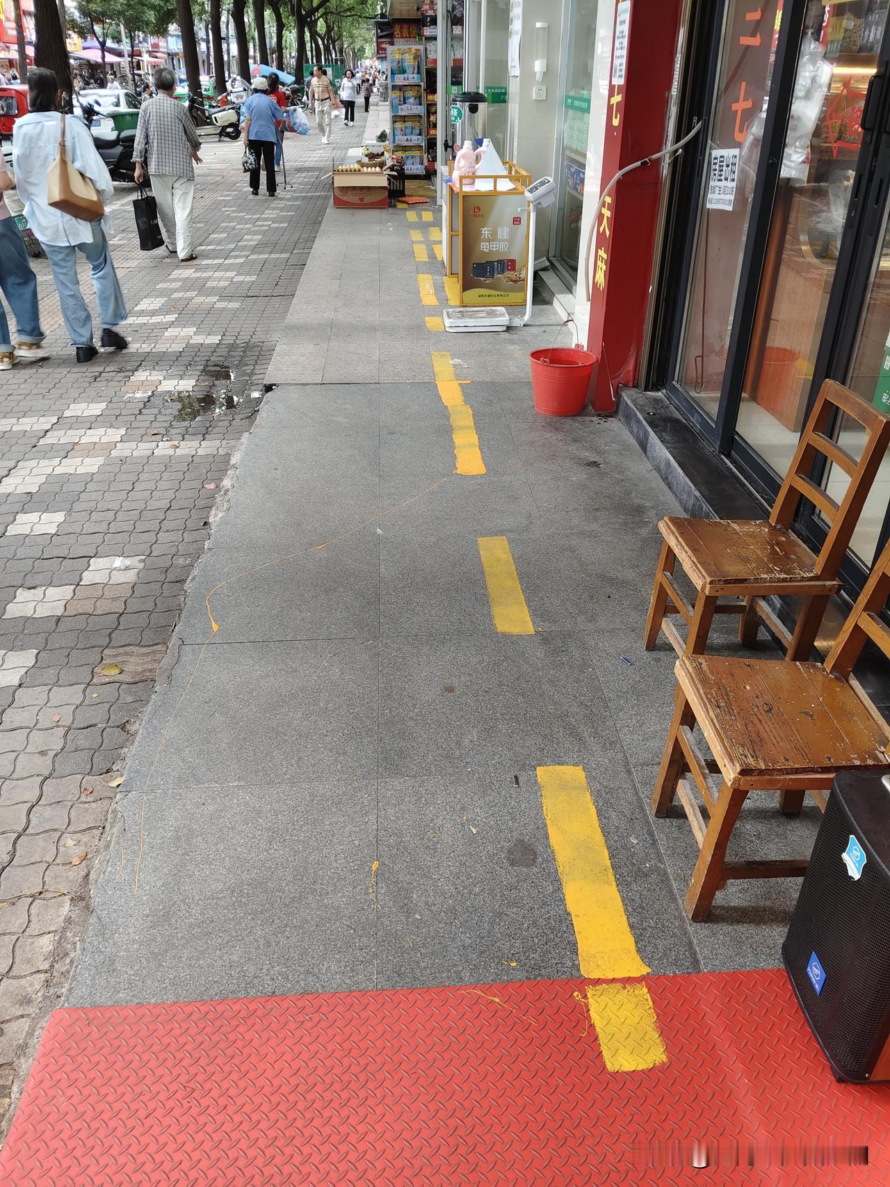 株洲又出新花样了，
所有临街店铺黄线外禁止摆摊。

这线画的真够任性的，不知道会