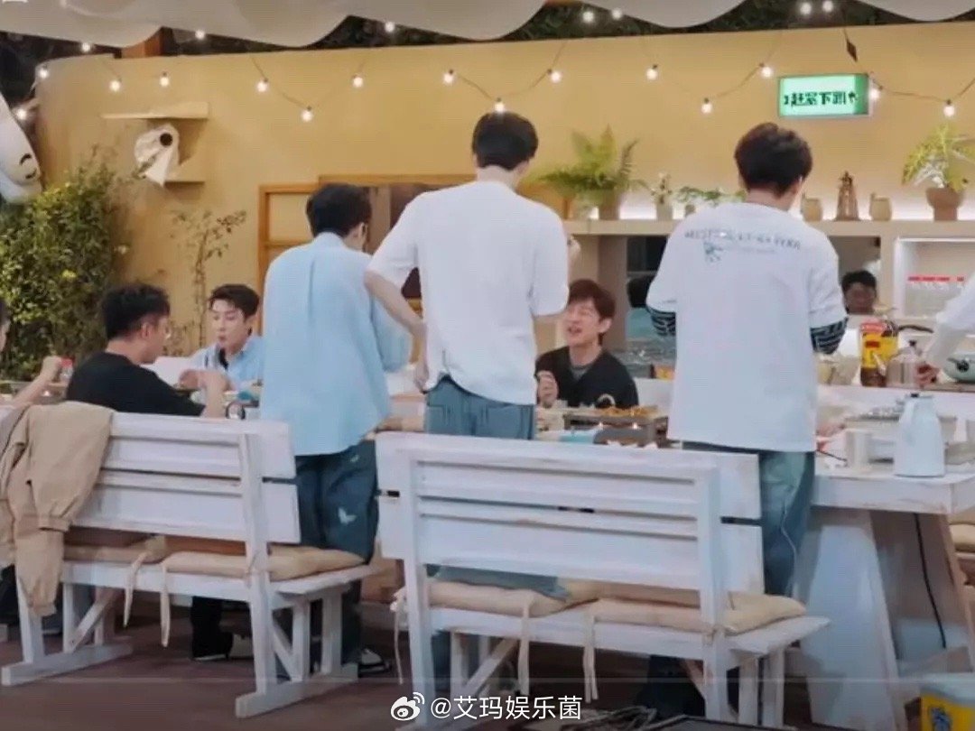 这位男明星是谁，有点不高呢[疑问] ​​​