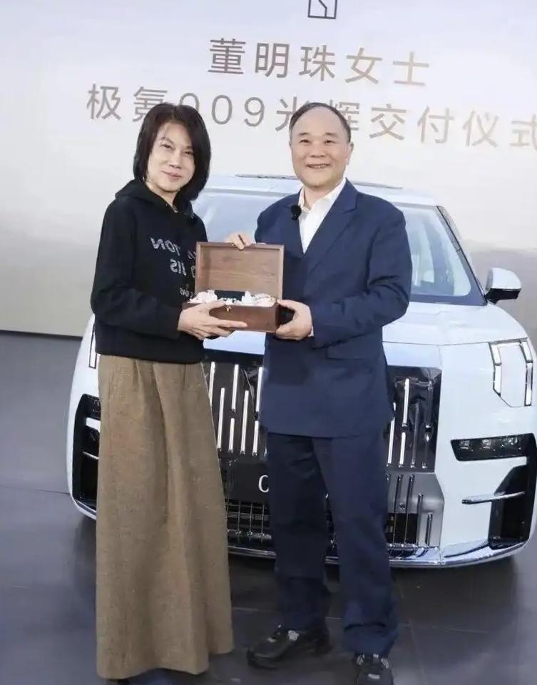 董明珠北京提极氪 李书福抵京亲手交钥匙
日前，格力电器董事长董明珠于北京正式提走