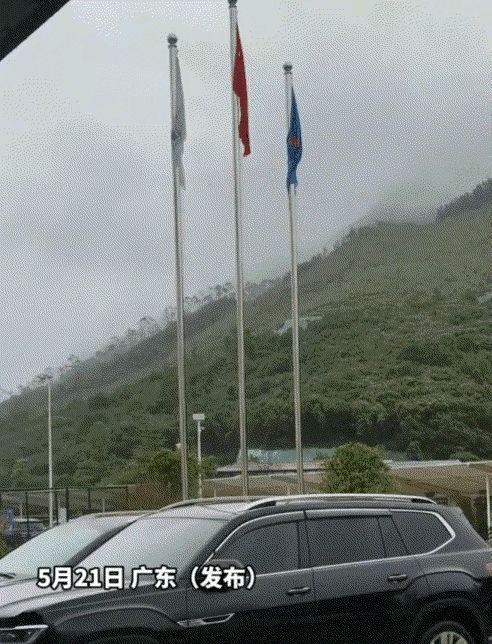 “科学都解释不清楚了”。广东，男子下雨天看到五星红旗被雨淋湿，心血来潮对着国旗唱